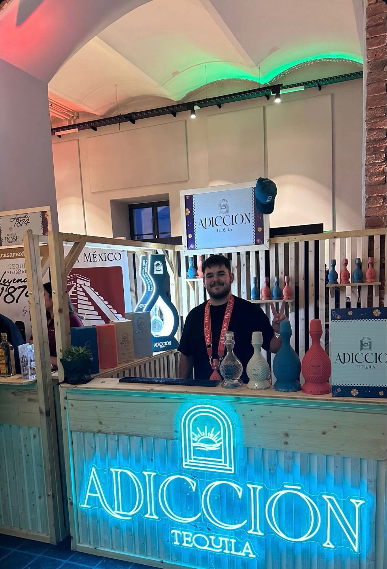 Néon LED bleu et vert sur un stand de marque lors d'un salon professionnel