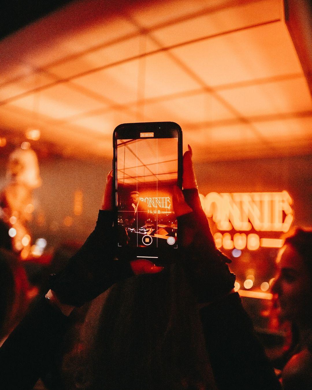 Enseigne néon LED Bonnie Club illuminée le soir