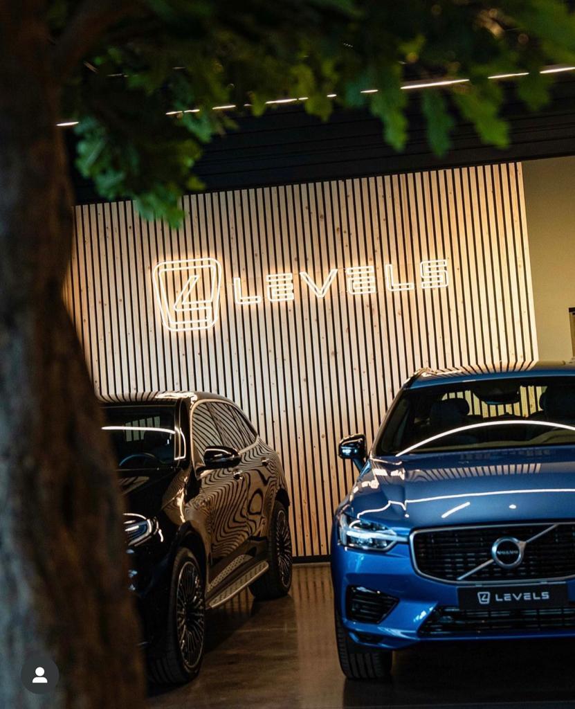 Néon LED Levels illuminant l'entrée d'un showroom automobile
