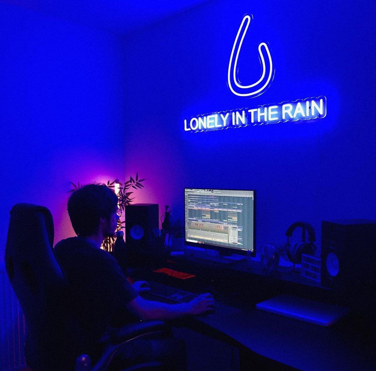 Néon LED bleu Lonely in the Rain dans un bureau à domicile