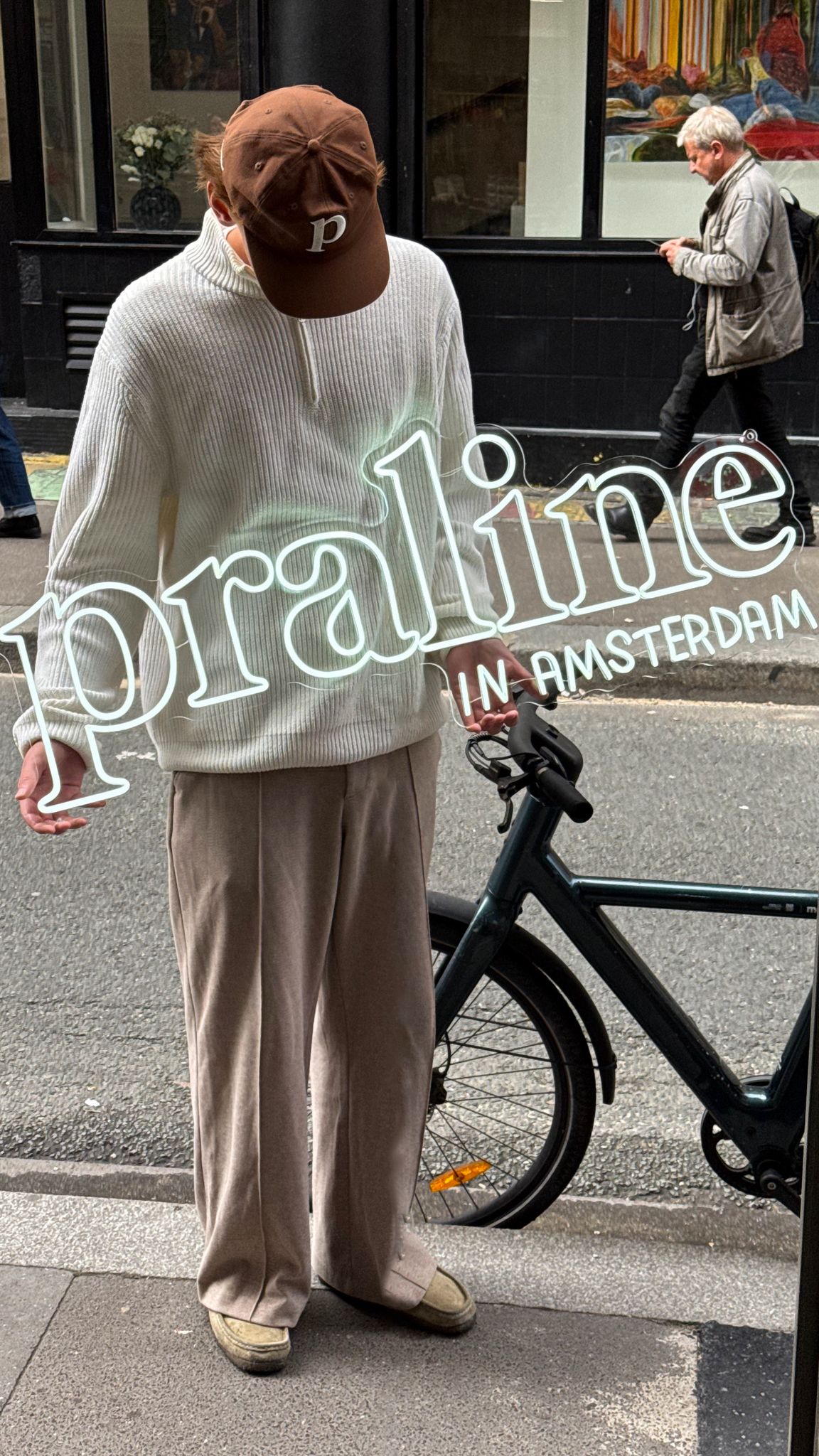 Néon LED Praline in Amsterdam dans une vitrine de rue